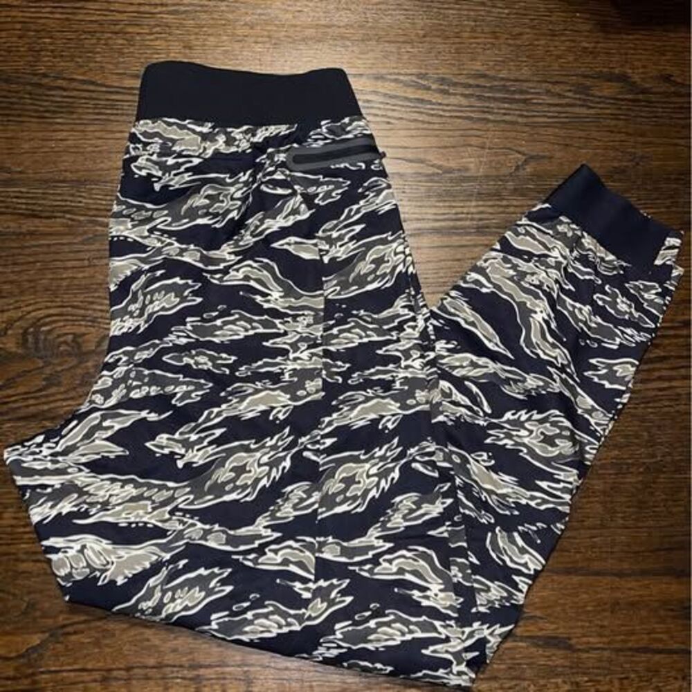 NWT Men’s XL Under Armour Joggers Camouflage Fitted  RETAIL $100